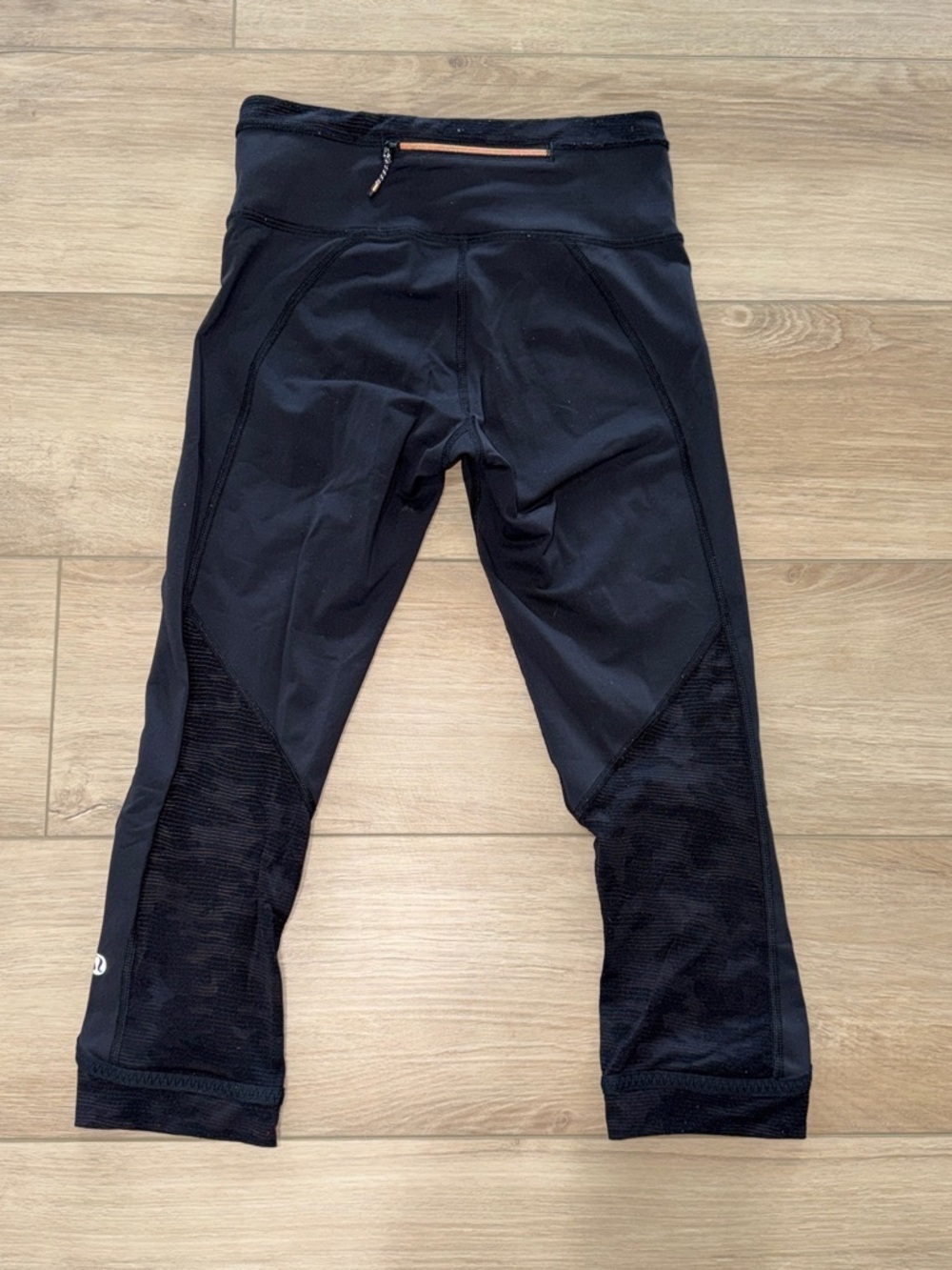 Lululemon Black Athletic Cropped Leggings with Camo accent on back size 2 19” - Picture 1 of 7